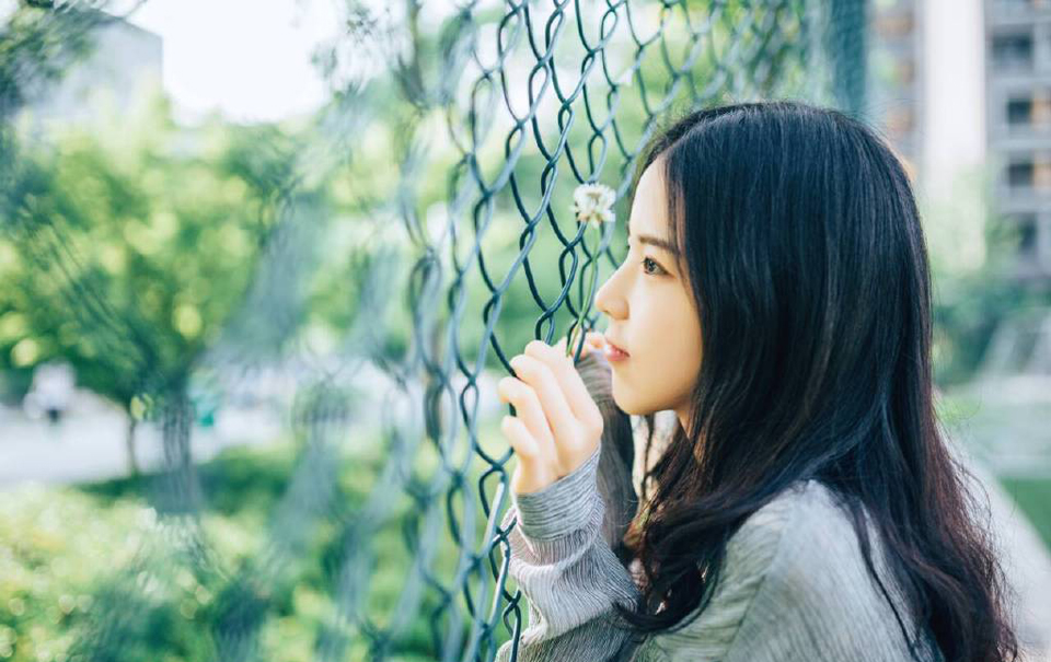 师兄妹恋，大概就是感觉多了一个爸爸疼爱自己那样，一直被他宠爱着照顾着。
